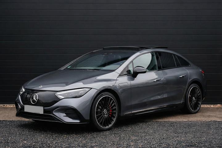Grå Mercedes EQE300 fra 2025 set udefra