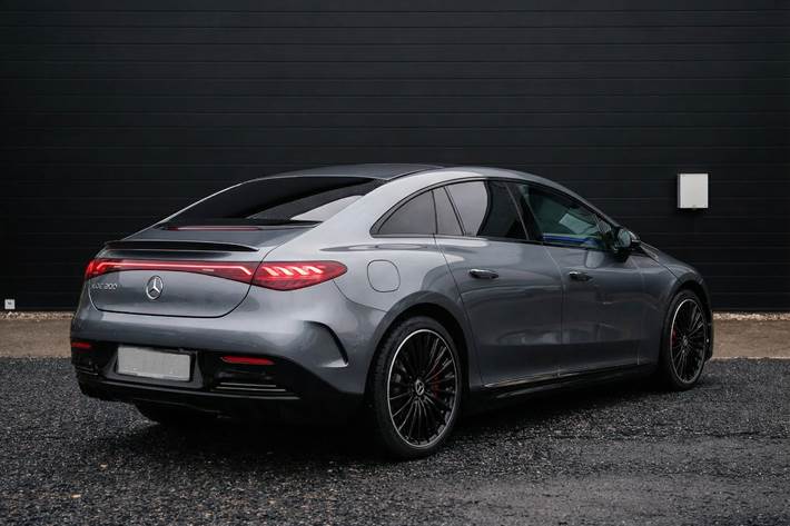 Grå Mercedes EQE300 fra 2025