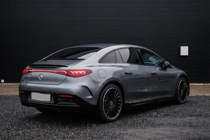 Grå Mercedes EQE300 fra 2025
