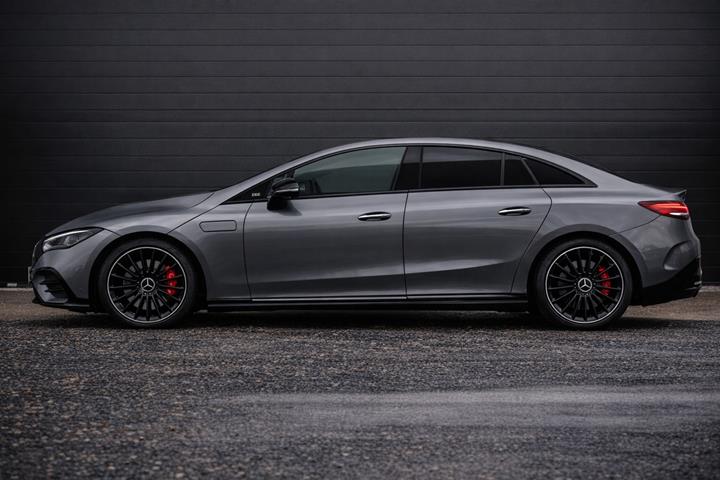 Grå Mercedes EQE300 fra 2025