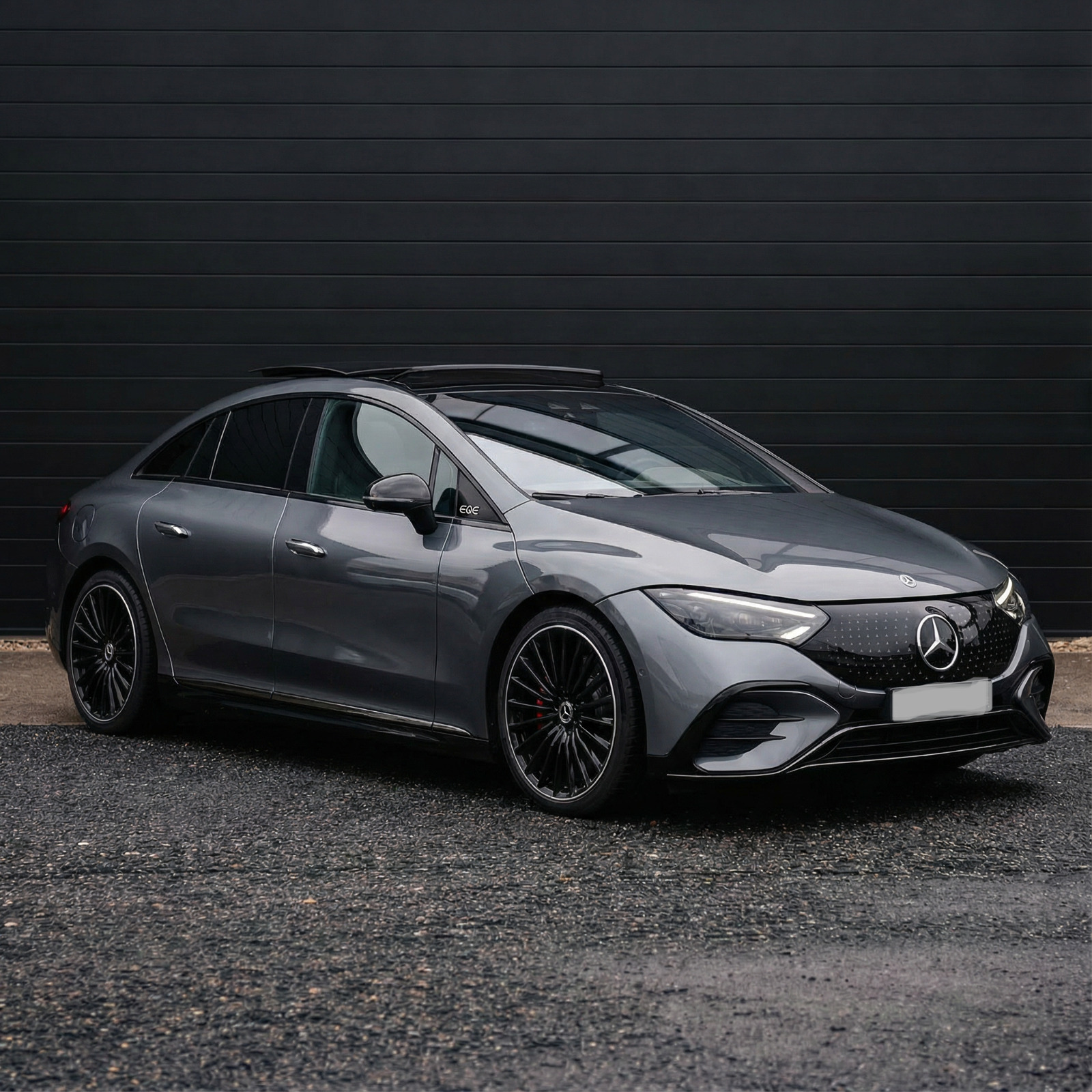 Grå Mercedes EQE300 fra 2025