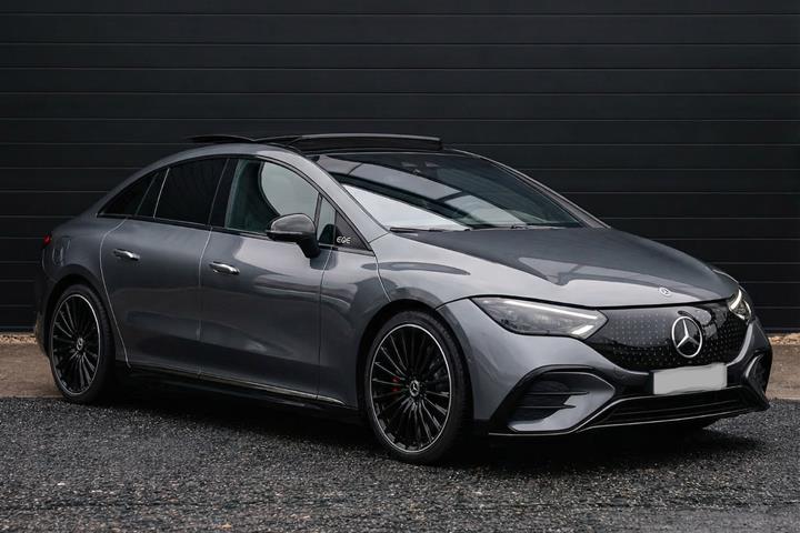 Grå Mercedes EQE300 fra 2025