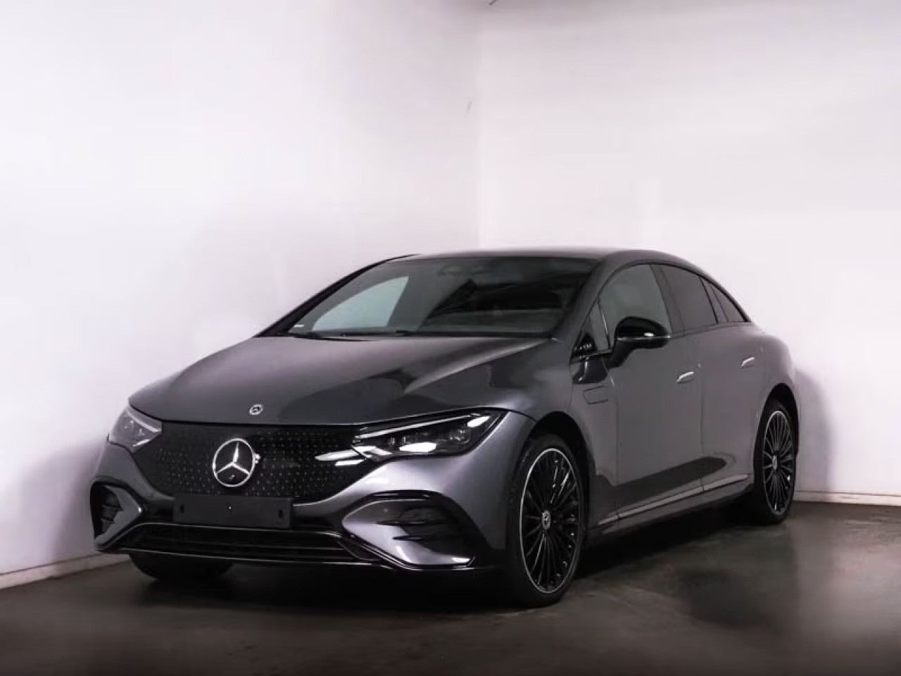 Grå Mercedes EQE300 fra 2025