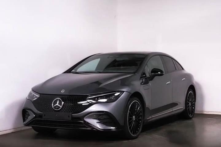 Grå Mercedes EQE300 fra 2025