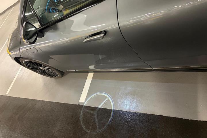 Grå Mercedes EQE300 fra 2025