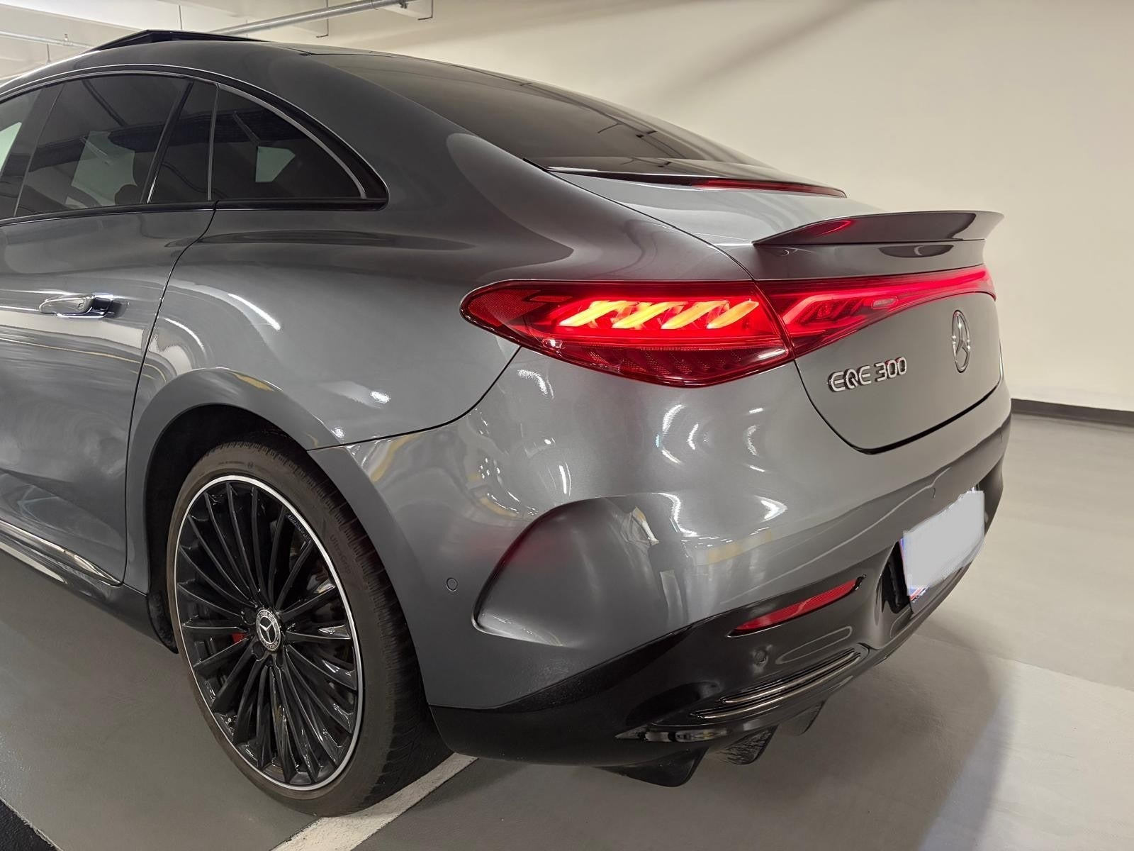 Grå Mercedes EQE300 fra 2025