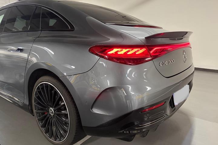 Grå Mercedes EQE300 fra 2025