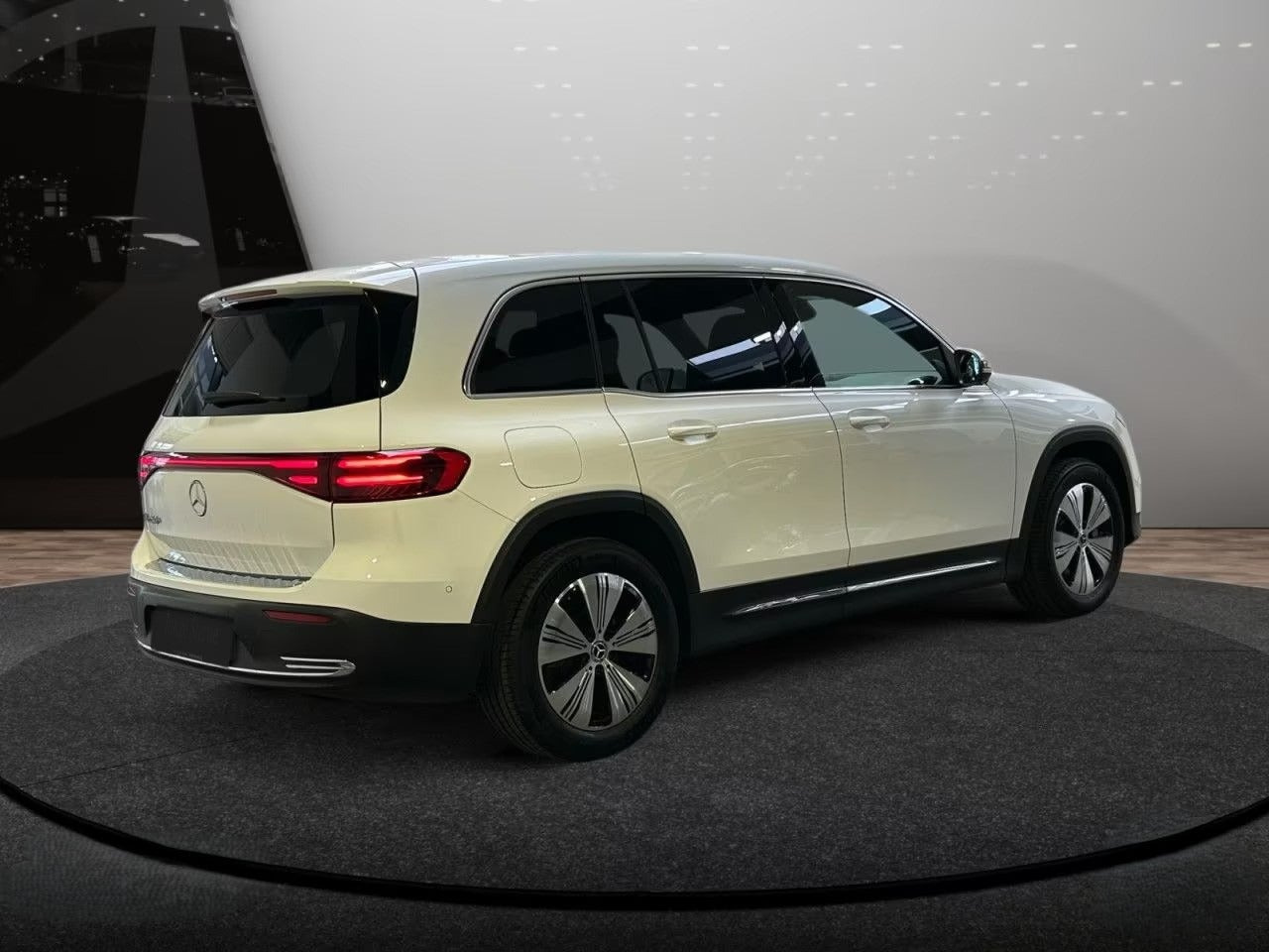 Gul Mercedes EQB250+ fra 2025
