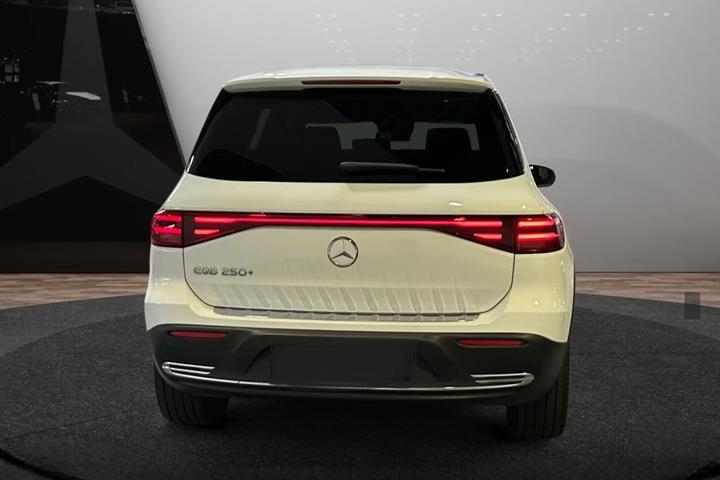 Gul Mercedes EQB250+ fra 2025