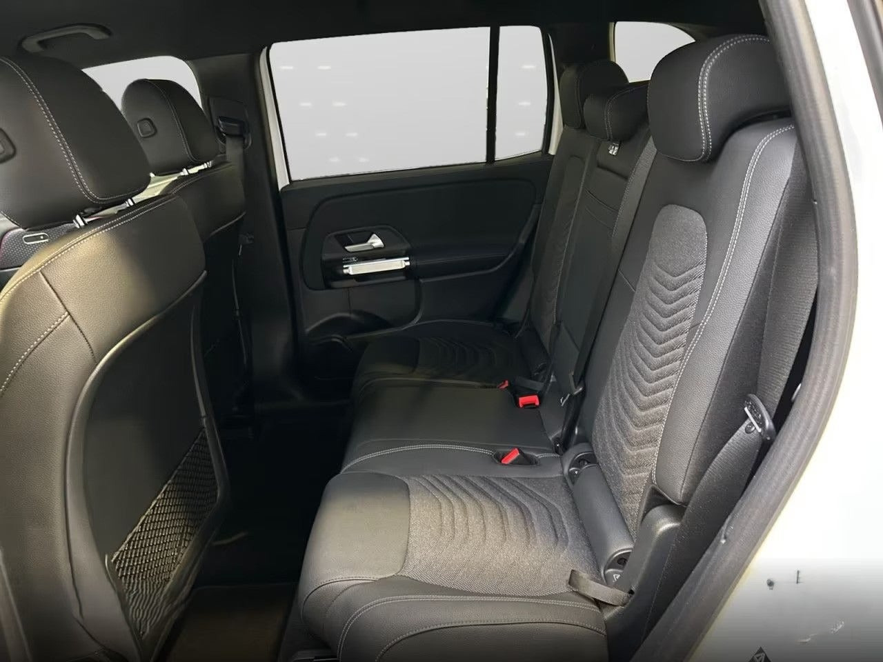 Gul Mercedes EQB250+ fra 2025
