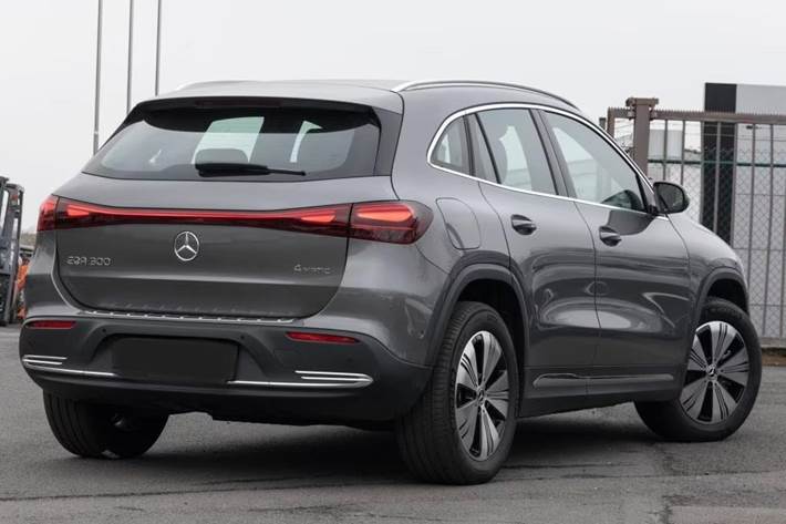Grå Mercedes EQA300 fra 2024