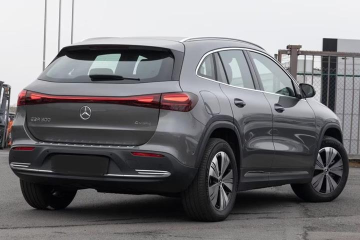 Grå Mercedes EQA300 fra 2024
