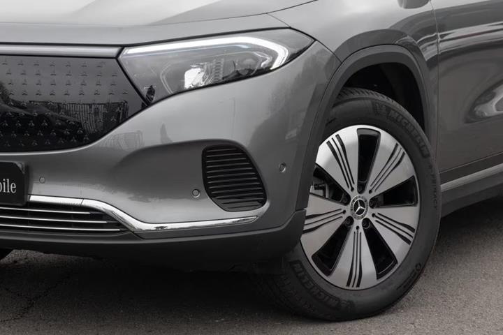 Grå Mercedes EQA300 fra 2024