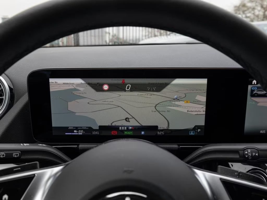 Grå Mercedes EQA300 fra 2024