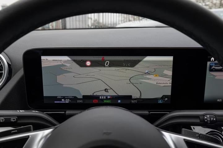 Grå Mercedes EQA300 fra 2024