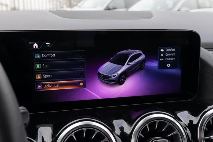 Grå Mercedes EQA300 fra 2024