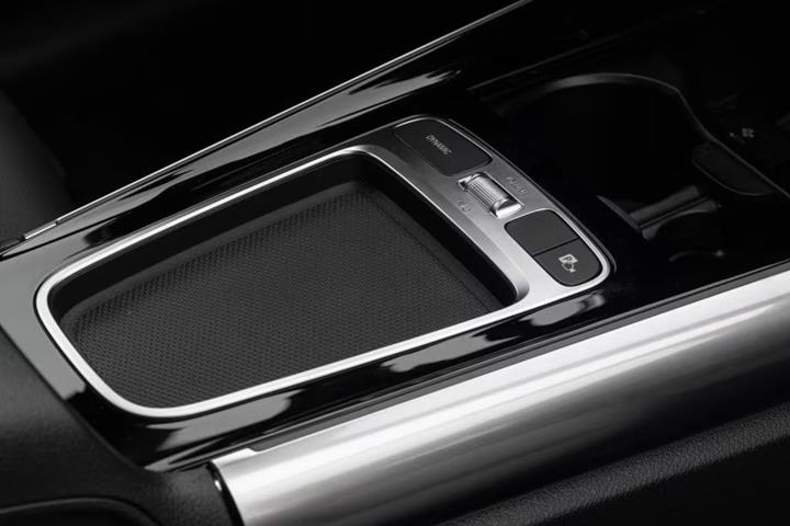 Grå Mercedes EQA300 fra 2024
