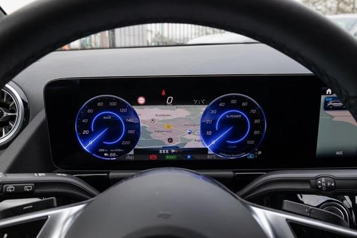 Grå Mercedes EQA300 fra 2024