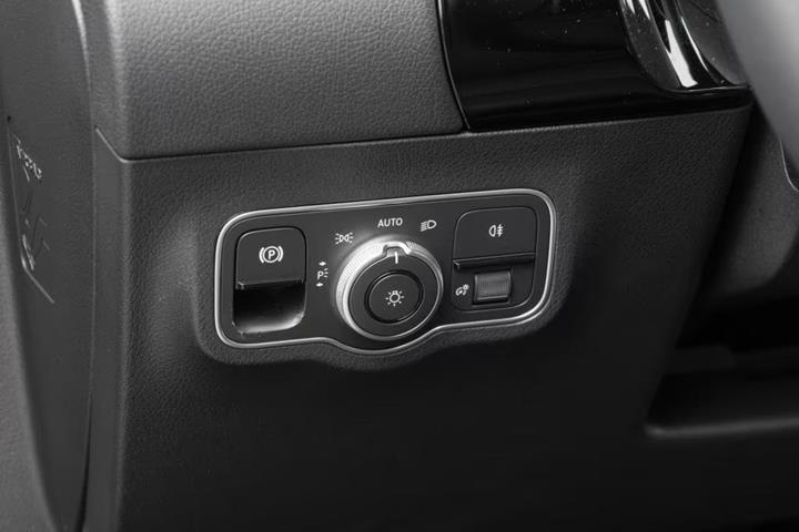 Grå Mercedes EQA300 fra 2024