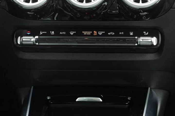 Grå Mercedes EQA300 fra 2024