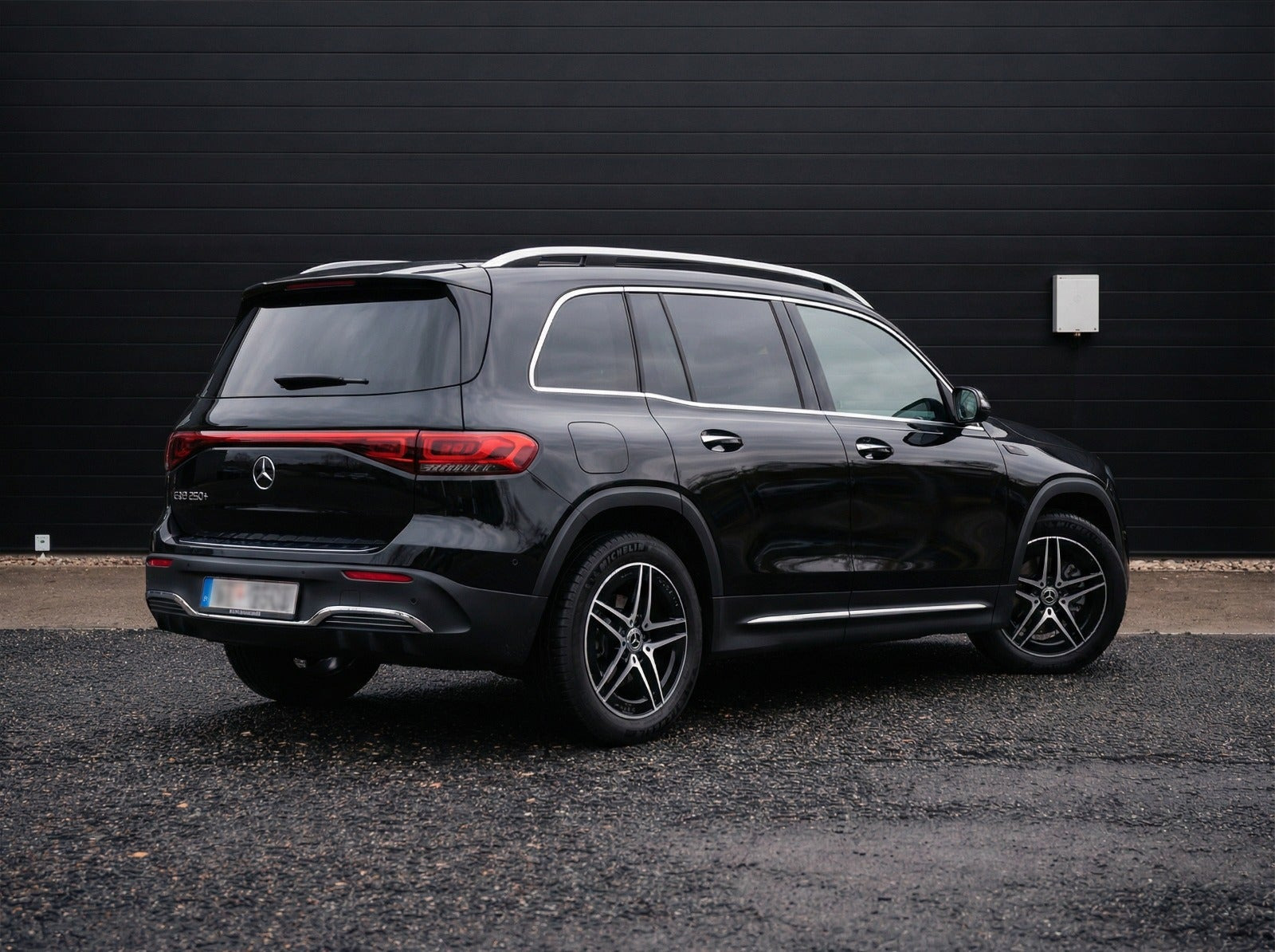 Sort Mercedes EQB250+ fra 2024