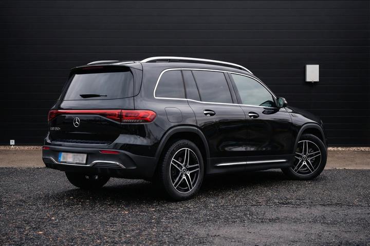Sort Mercedes EQB250+ fra 2024