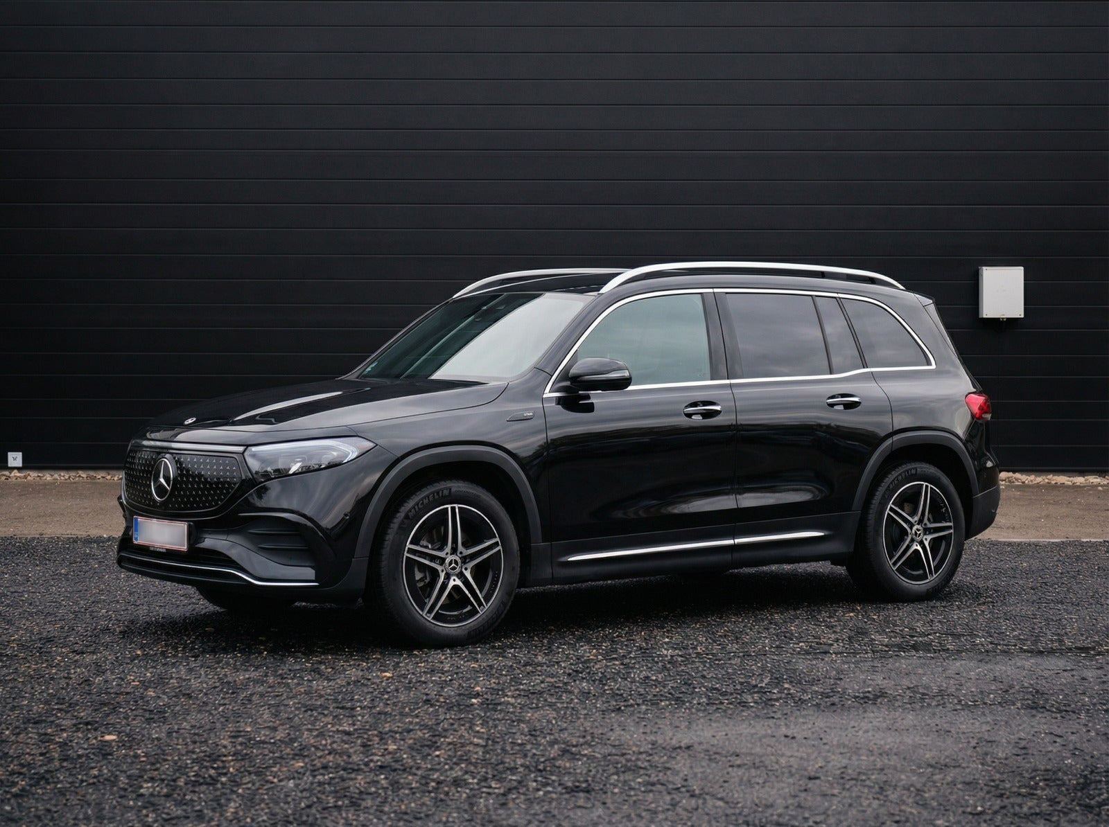 Sort Mercedes EQB250+ fra 2024