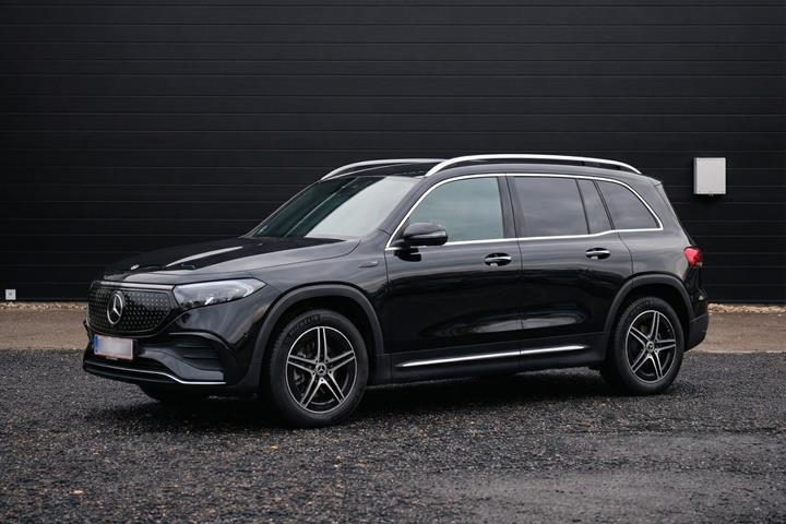 Sort Mercedes EQB250+ fra 2024