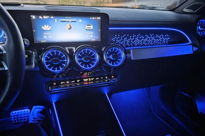Sort Mercedes EQB250+ fra 2024