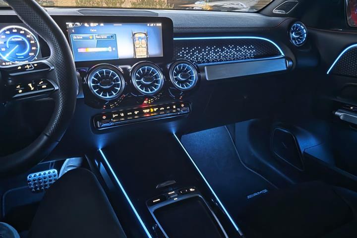 Sort Mercedes EQB250+ fra 2024