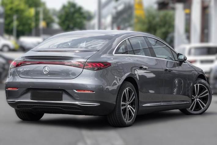 Grå Mercedes EQE300 fra 2025