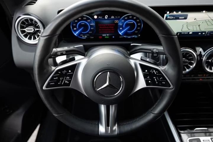Grå Mercedes EQB250+ fra 2025