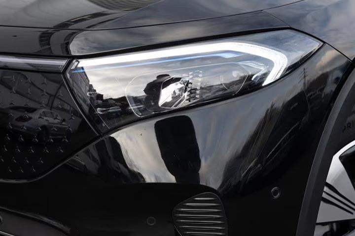 Grå Mercedes EQB250+ fra 2025
