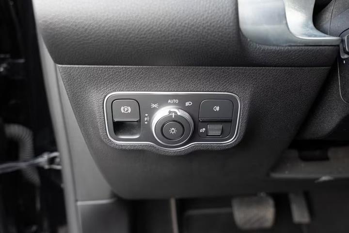 Grå Mercedes EQB250+ fra 2025