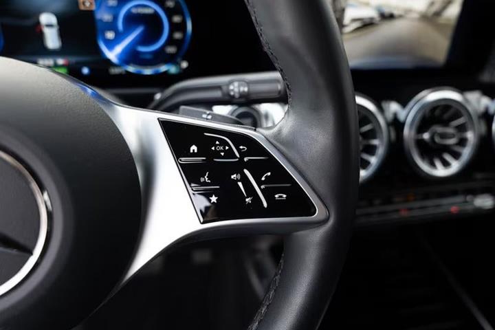 Grå Mercedes EQB250+ fra 2025