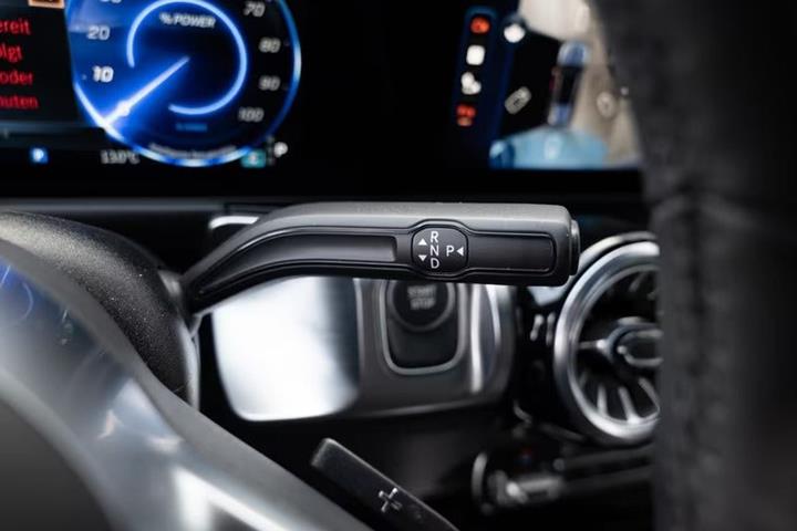 Grå Mercedes EQB250+ fra 2025