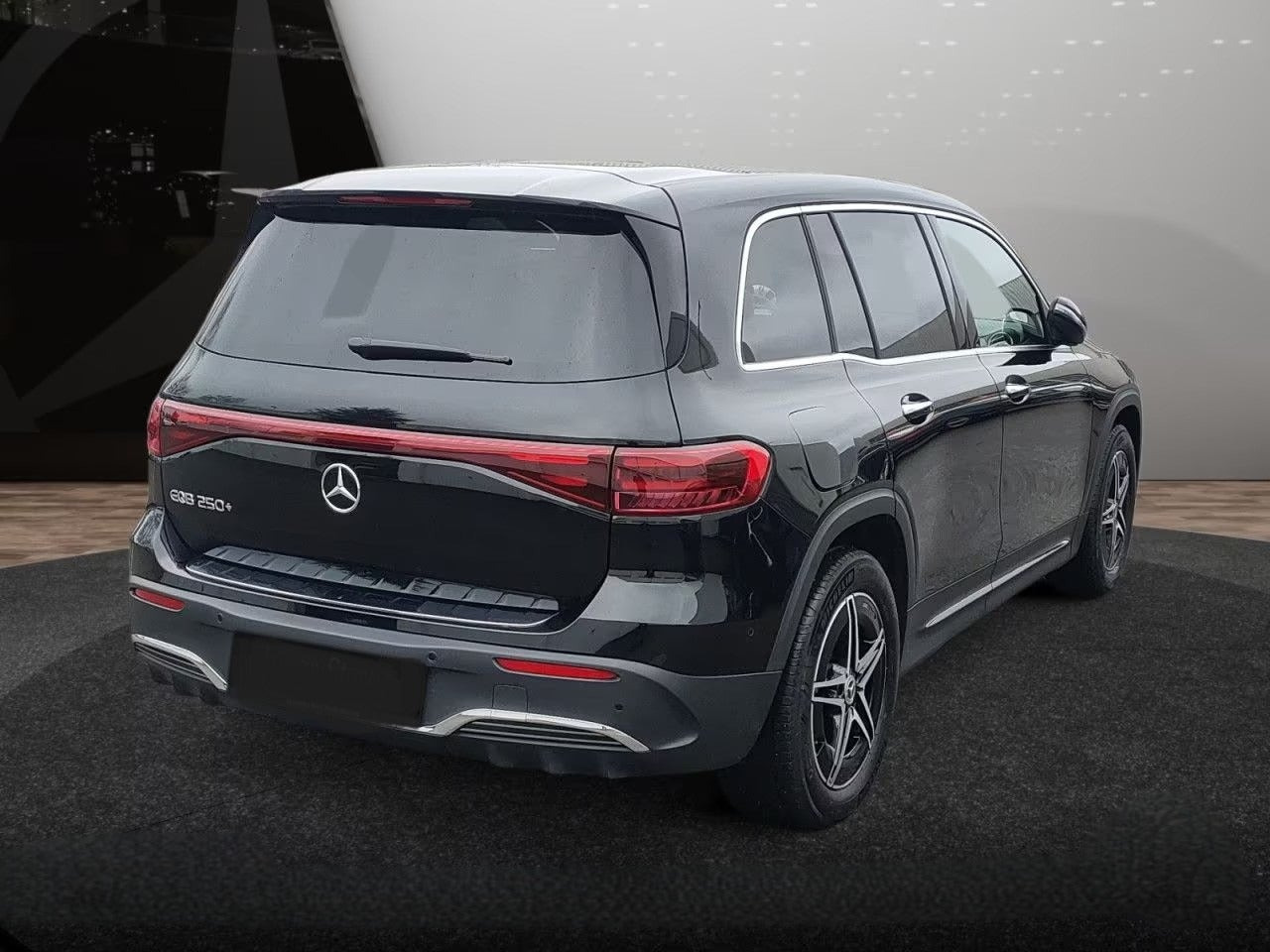 Sort Mercedes EQB250+ fra 2024