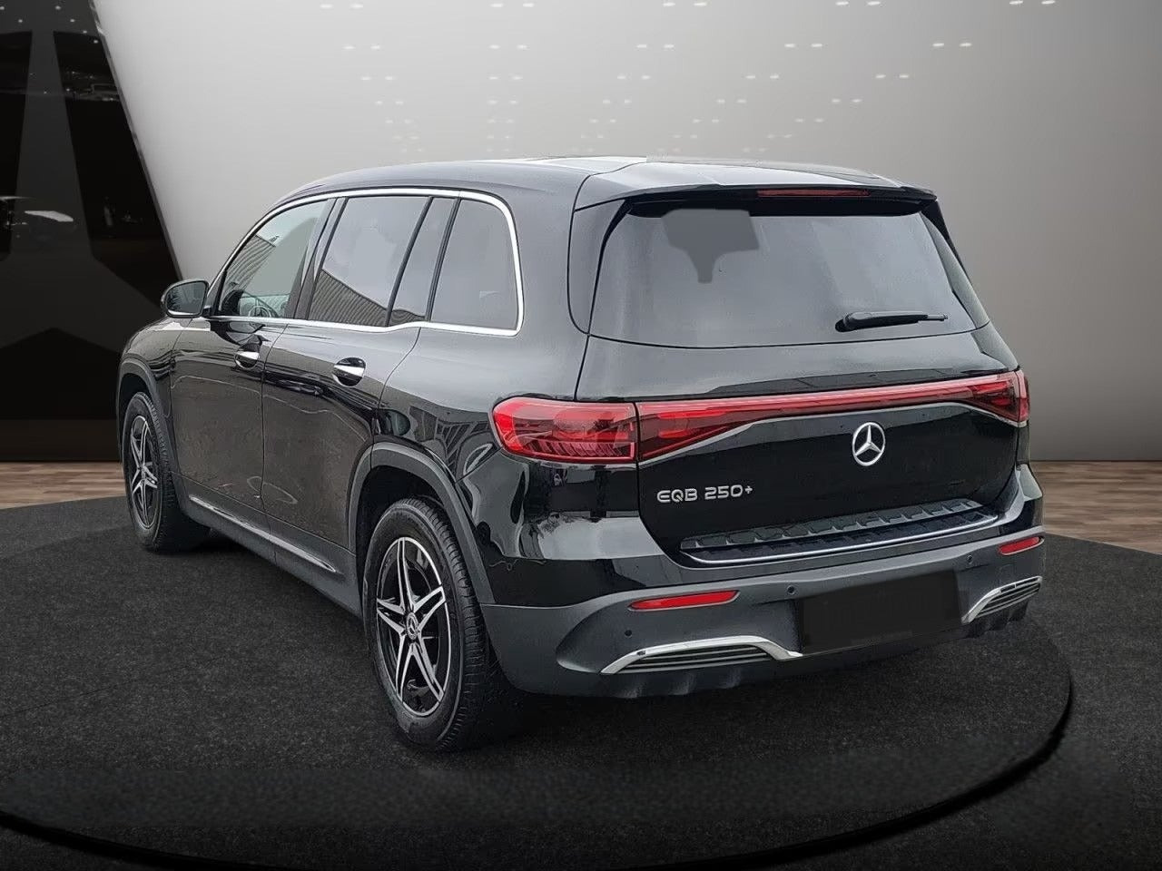 Sort Mercedes EQB250+ fra 2024