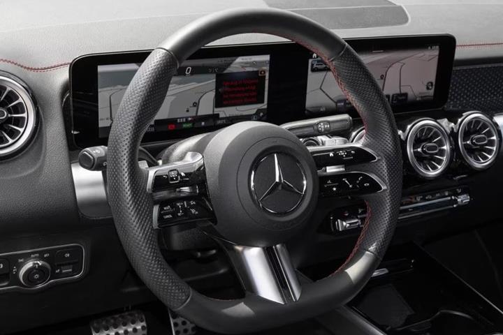 Hvid Mercedes EQB300 fra 2024