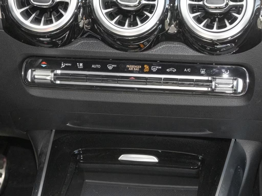 Hvid Mercedes EQB300 fra 2024