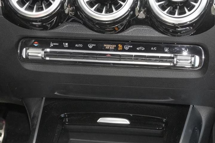 Hvid Mercedes EQB300 fra 2024