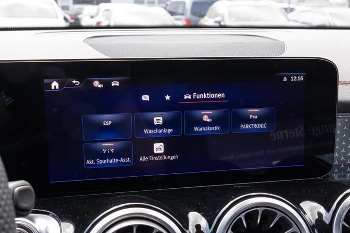 Hvid Mercedes EQB300 fra 2024