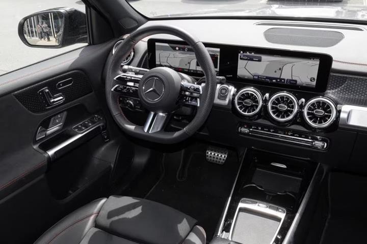Hvid Mercedes EQB300 fra 2024