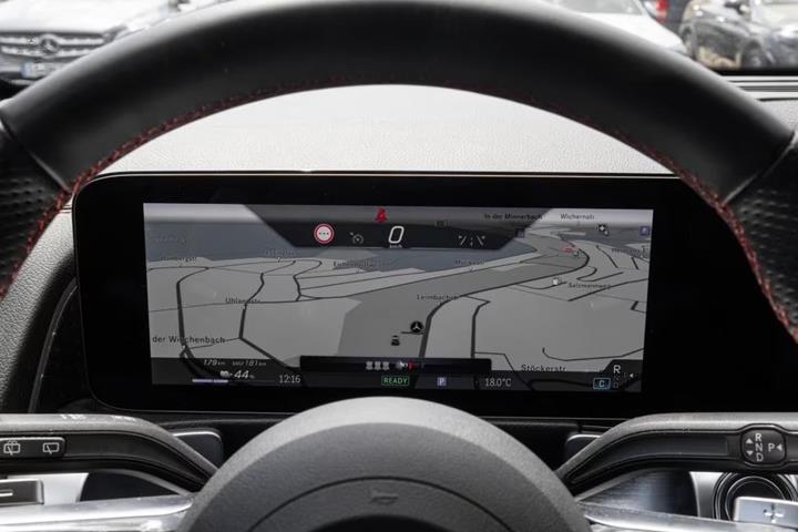 Hvid Mercedes EQB300 fra 2024