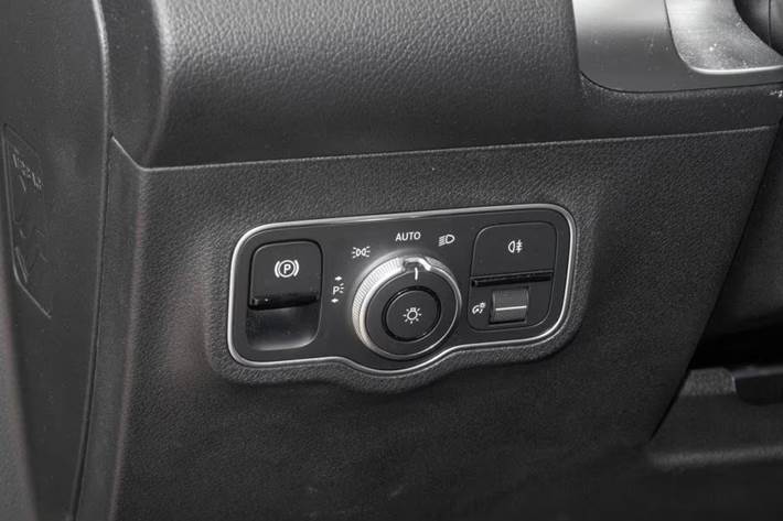 Hvid Mercedes EQB300 fra 2024