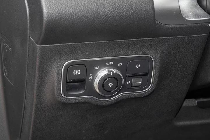Hvid Mercedes EQB300 fra 2024