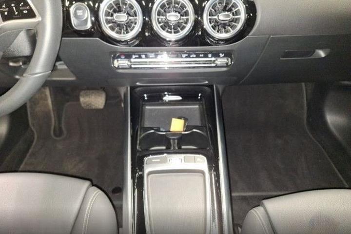 Sort Mercedes EQA300 fra 2024