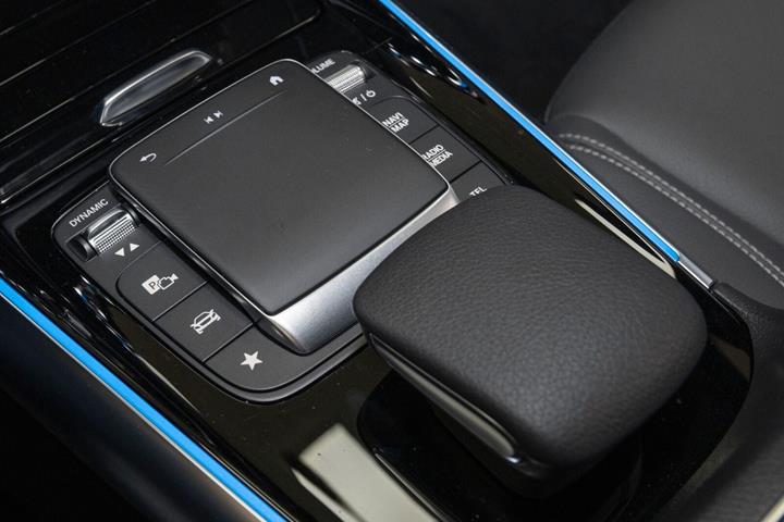 Sort Mercedes EQA250 fra 2023
