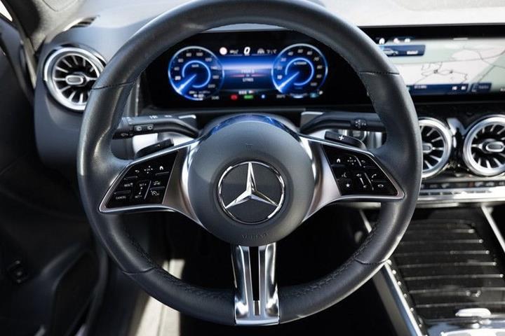 Sort Mercedes EQB250+ fra 2025