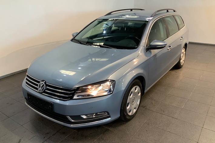 Sølv VW Passat fra 2011 set udefra